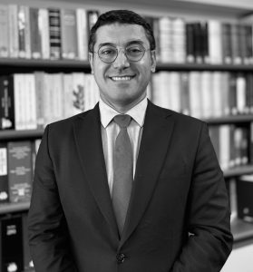 2004 yılında DEÜ Hukuk Fakültesinden mezun olup, 2005 yılında avukatlık stajını tamamlayarak, İzmir Barosuna kaydolmuştur. Bu tarihten itibaren avukat olarak çalışmaktadır. Ayrıca, Anadolu Üniversitesi İktisat Fakültesi mezunu olup, halen DEÜ’de Özel Hukuk bölümünde yüksek lisans eğitimini sürdürmektedir. Arabuluculuk eğitimlerini tamamlayarak, zorunlu ve ihtiyari arabuluculuk yapmaktadır. İngilizce bilmektedir.